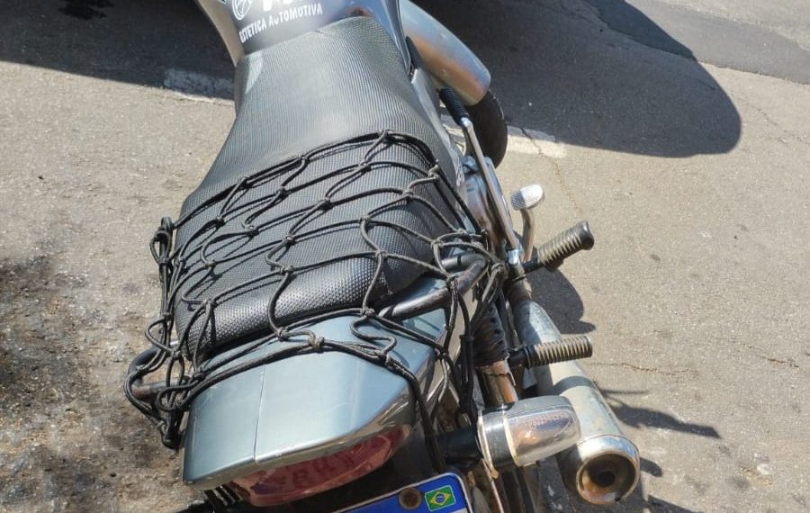 PM apreende moto com placa adulterada e prende condutor em Poços de Caldas