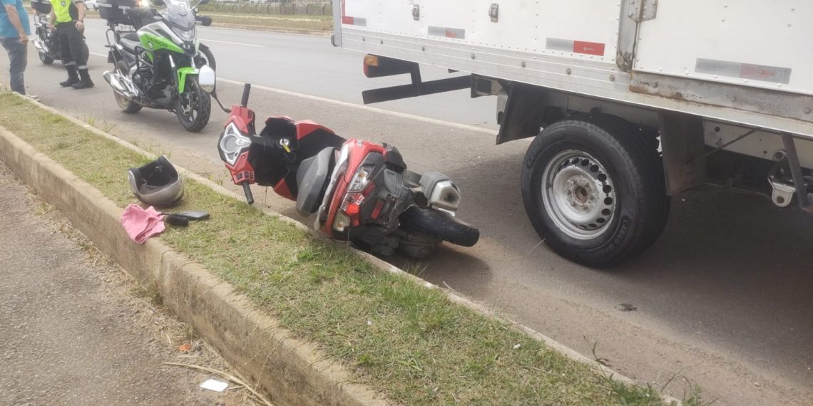Caminhão bate na traseira de moto e arrasta veículo por 30 metros em Poços de Caldas