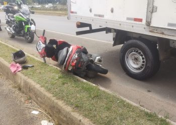 Caminhão bate na traseira de moto e arrasta veículo por 30 metros em Poços de Caldas
