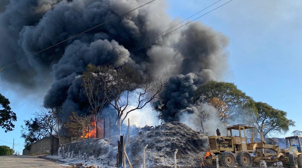 VÍDEO: Depósito de empresa de sucata e terraplanagem pega fogo na zona leste de Poços de Caldas