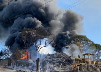 VÍDEO: Depósito de empresa de sucata e terraplanagem pega fogo na zona leste de Poços de Caldas