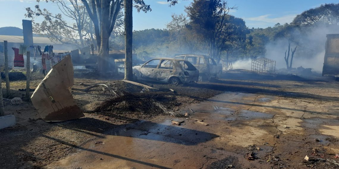 Incêndio em depósito destruiu recicláveis, veículos e atingiu máquinas