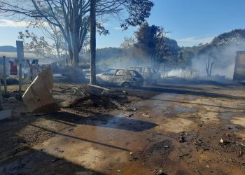 Incêndio em depósito destruiu recicláveis, veículos e atingiu máquinas