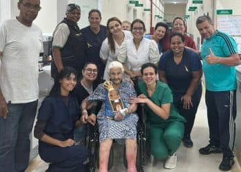 Paciente internada no Hospital da Zona Leste comemora 101 anos em Poços de Caldas