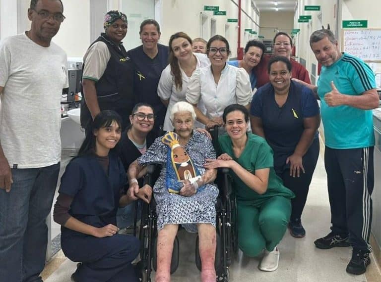 Paciente internada no Hospital da Zona Leste comemora 101 anos em Poços de Caldas