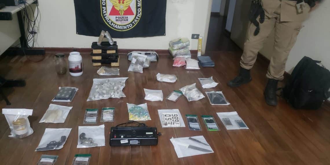 PM apreende armas, motos, drogas e prende suspeito em Poços