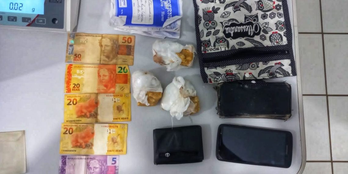 Mãe e filho são presos com drogas após perseguição na SP-253