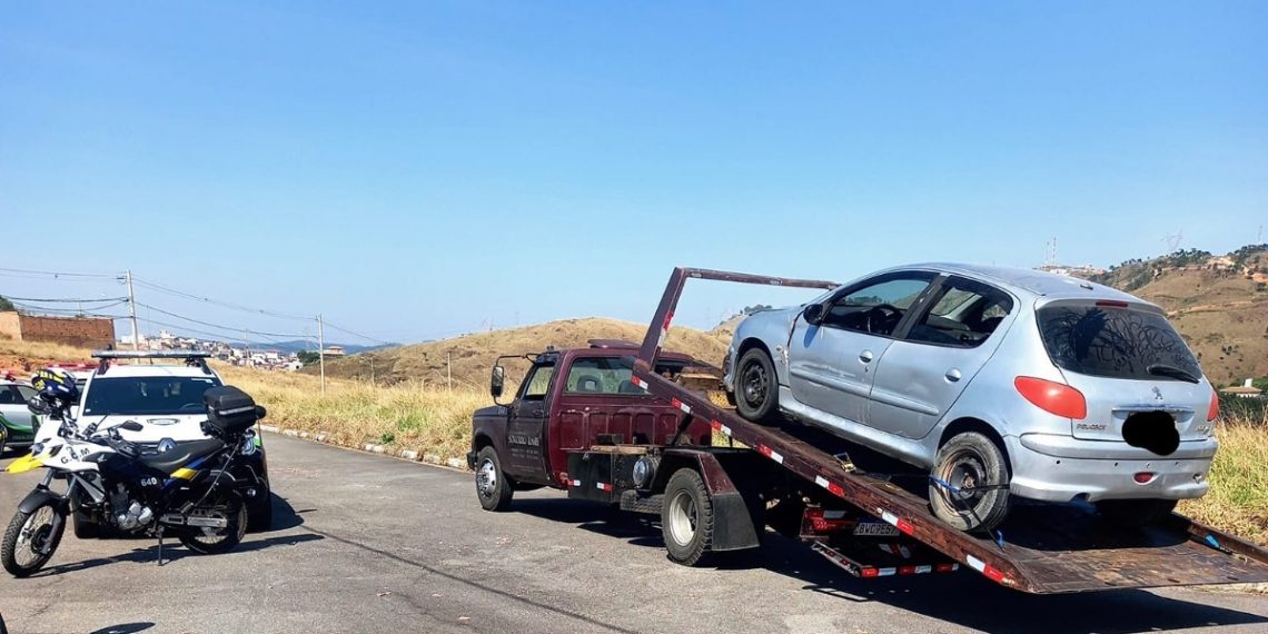 Após denúncias de direção perigosa carro com 11 multas é removido em Poços de Caldas