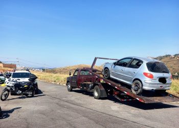 Após denúncias de direção perigosa carro com 11 multas é removido em Poços de Caldas