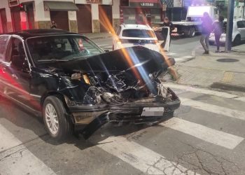 Carro avança sinal vermelho e bate em outro veículo no centro de Poços de Caldas