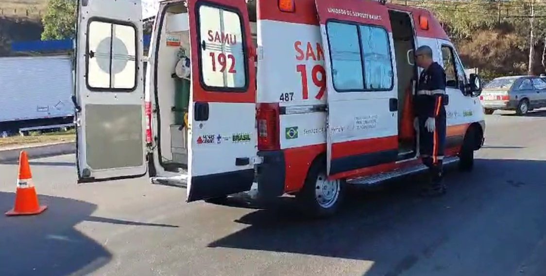 Caminhão derrama chorume e provoca acidente em Poços de Caldas