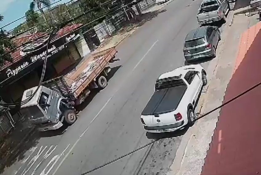 Cabine de caminhão se solta com o veículo em movimento; VÍDEO