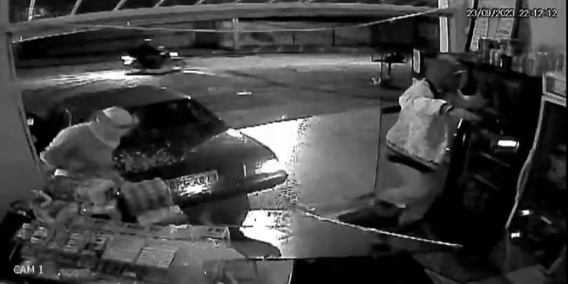 Vídeo mostra ladrões usando carro em marcha ré para arrombar supermercado em Poços de Caldas