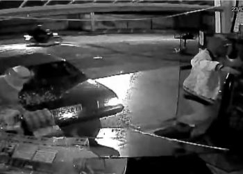 Vídeo mostra ladrões usando carro em marcha ré para arrombar supermercado em Poços de Caldas