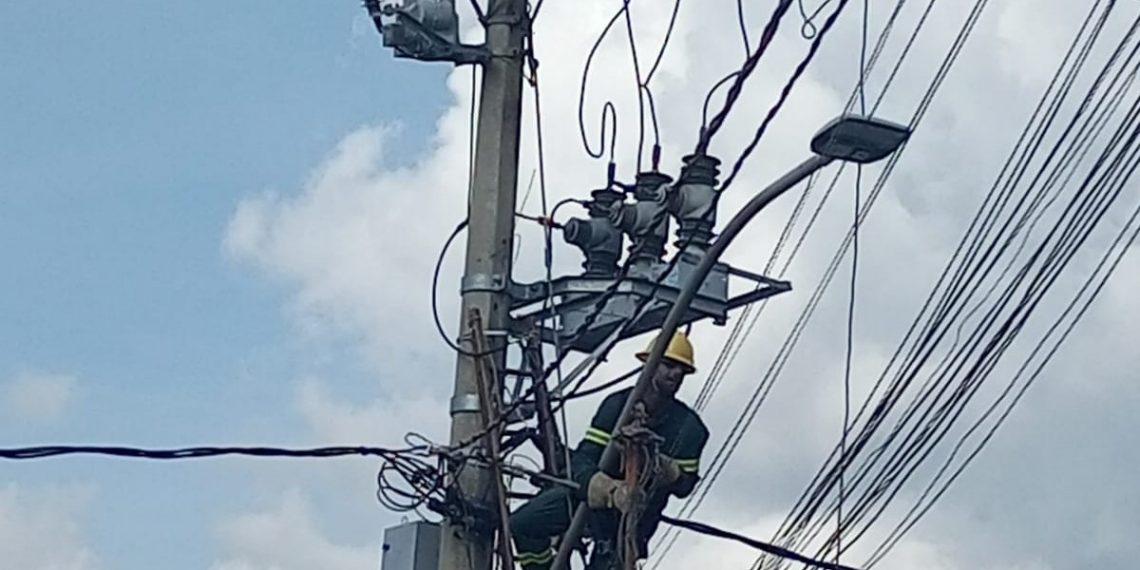 Pomba provoca curto circuito e deixa quase 10 bairros sem luz em Poços de Caldas