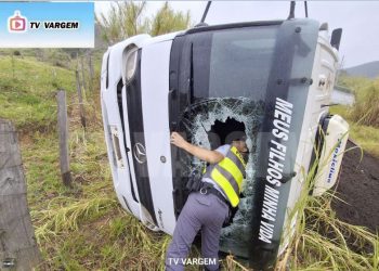 Caminhão carregado de esterco perde o freio e tomba na SP-215