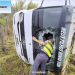Caminhão carregado de esterco perde o freio e tomba na SP-215