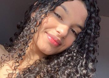 Heroína: monitora que entrou na frente de criança para evitar mais vítimas em escola recebe alta de hospital