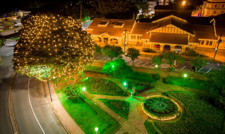 Prefeitura inicia a instalação da decoração de Natal
