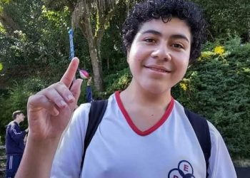 Estudante que morreu em ataque na porta de escola é sepultado