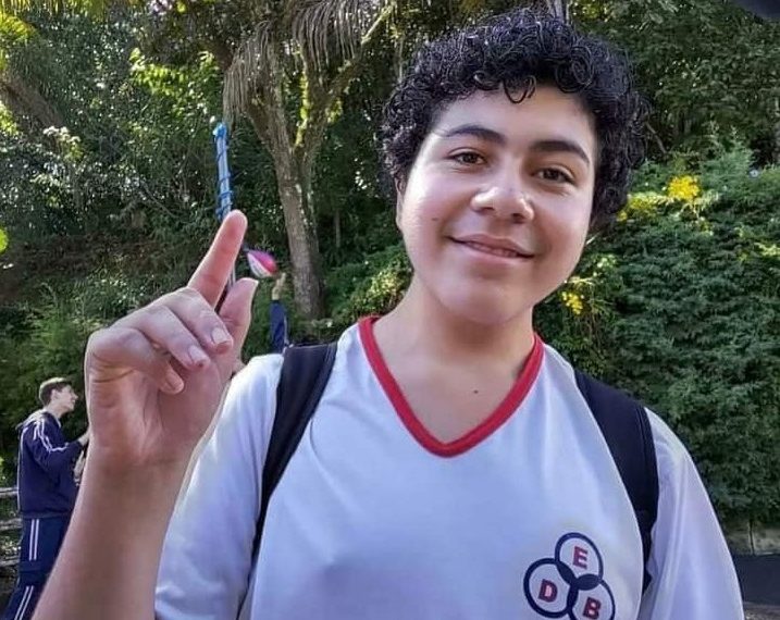 Estudante que morreu em ataque na porta de escola é sepultado