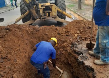 Trecho da Rua São José é interditado após quebra de adutora em Poços