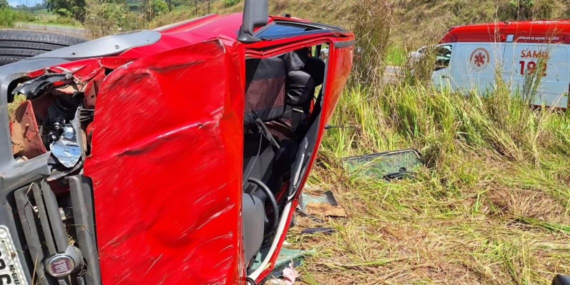 Motorista fica ferido em acidente após tentar desviar de cachorro na BR-146