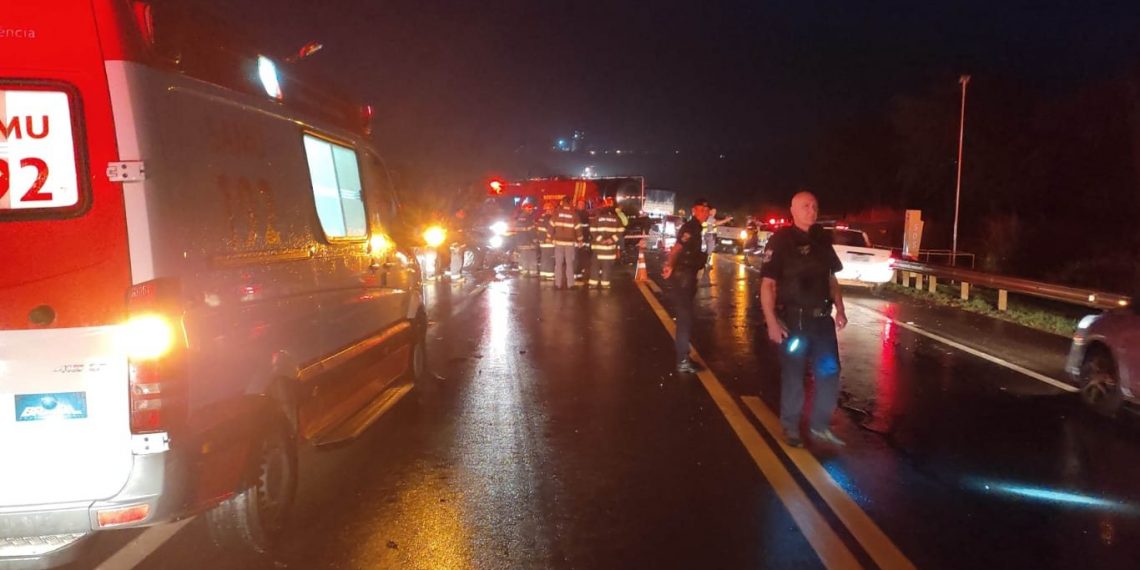 Acidente entre caminhonete e caminhão mata 4 pessoas na SP-215