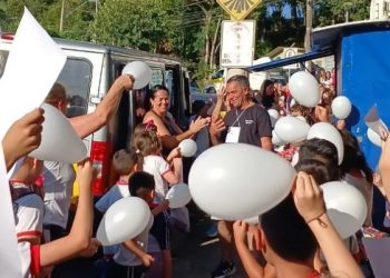 Emoção e reconhecimento: alunos homenageiam motorista de van que desarmou e imobilizou autor de ataque em escola de Poços de Caldas