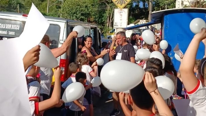 Emoção e reconhecimento: alunos homenageiam motorista de van que desarmou e imobilizou autor de ataque em escola de Poços de Caldas