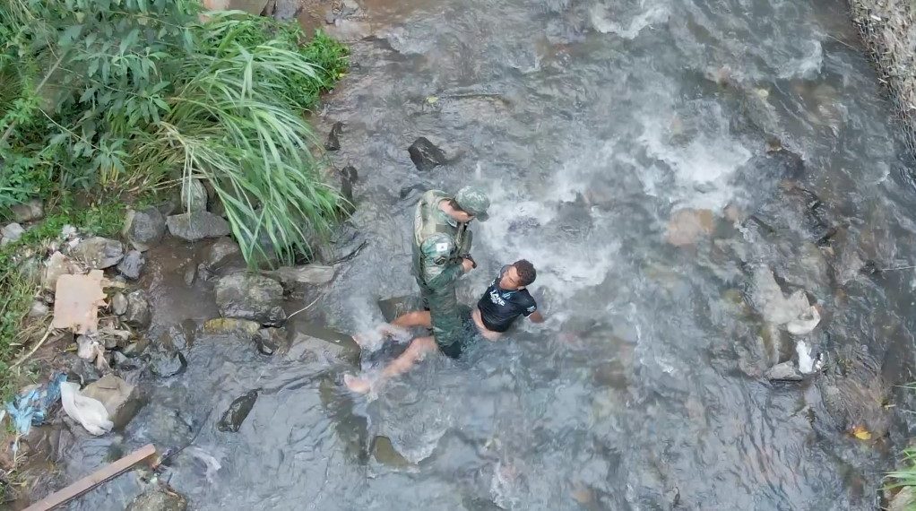 VÍDEO: durante fuga, PM rende suspeito de assalto dentro de ribeirão em Poços de Caldas