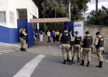 Aluno morto após ser esfaqueado na porta de escola é sepultado nesta quarta em Poços