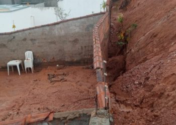 Muro colapsa e quintal de residência é interditado em Poços de Caldas