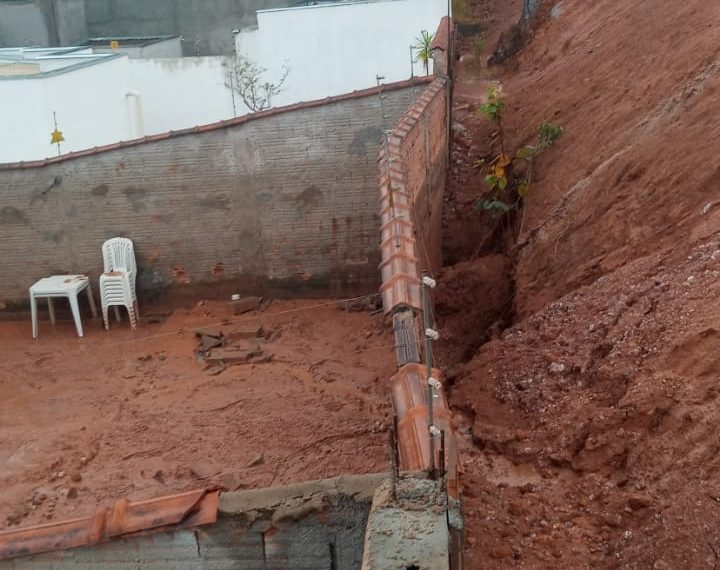 Muro colapsa e quintal de residência é interditado em Poços de Caldas