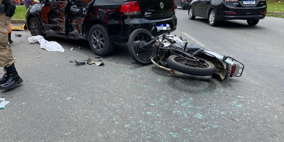 Acidente entre carro e moto deixa uma pessoa gravemente ferida em Poços