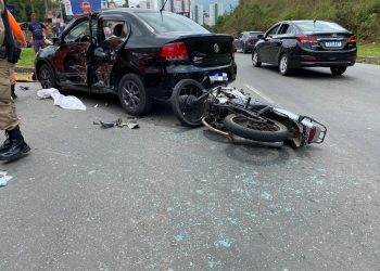 Acidente entre carro e moto deixa uma pessoa gravemente ferida em Poços