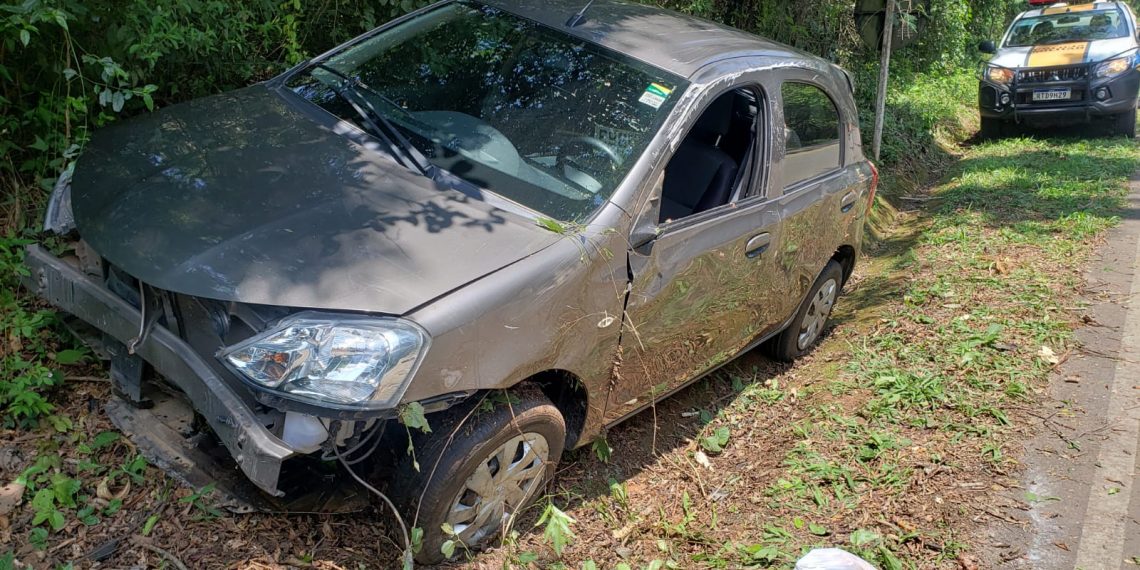 Motorista bate em barranco em Poços de Caldas