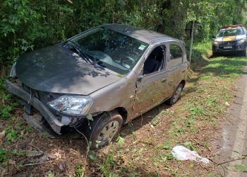 Motorista bate em barranco em Poços de Caldas