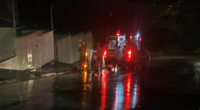 Carro tomba na região oeste de Poços de Caldas