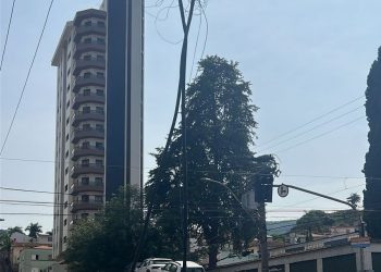 Cegonheira atinge fiação na área central de Poços de Caldas