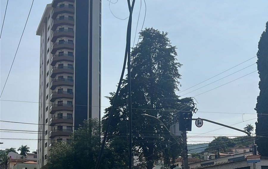 Cegonheira atinge fiação na área central de Poços de Caldas