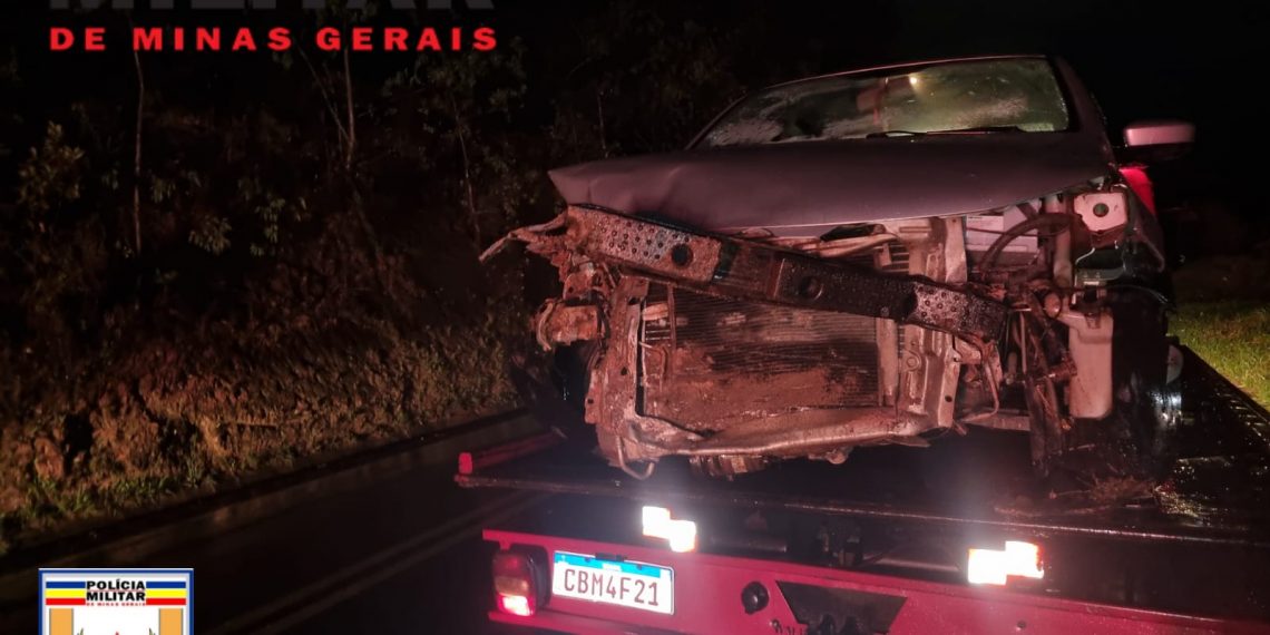 Condutor embriagado é preso pela PMR após bater o carro contra um barranco em Poços de Caldas.