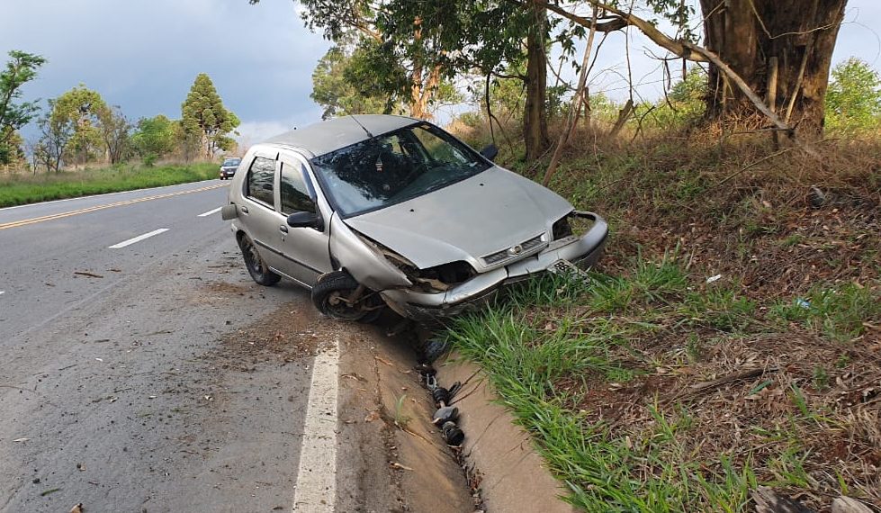 Condutor inabilitado sofre ‘apagão’ e acaba detido após acidente em Poços de Caldas