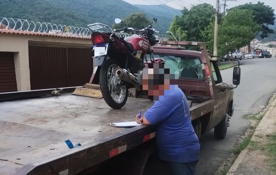 GCM e Demutran apreendem mais uma moto de ‘grau’ com escapamento adulterado em Poços de Caldas