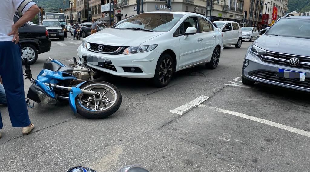 Acidente entre carro e moto é registrado em Poços; motocicleta ficou presa debaixo do automóvel