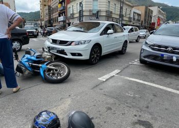 Acidente entre carro e moto é registrado em Poços; motocicleta ficou presa debaixo do automóvel  