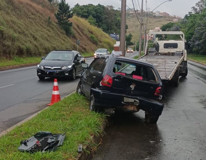 Acidente entre dois veículos é registrado em avenida de Poços de Caldas