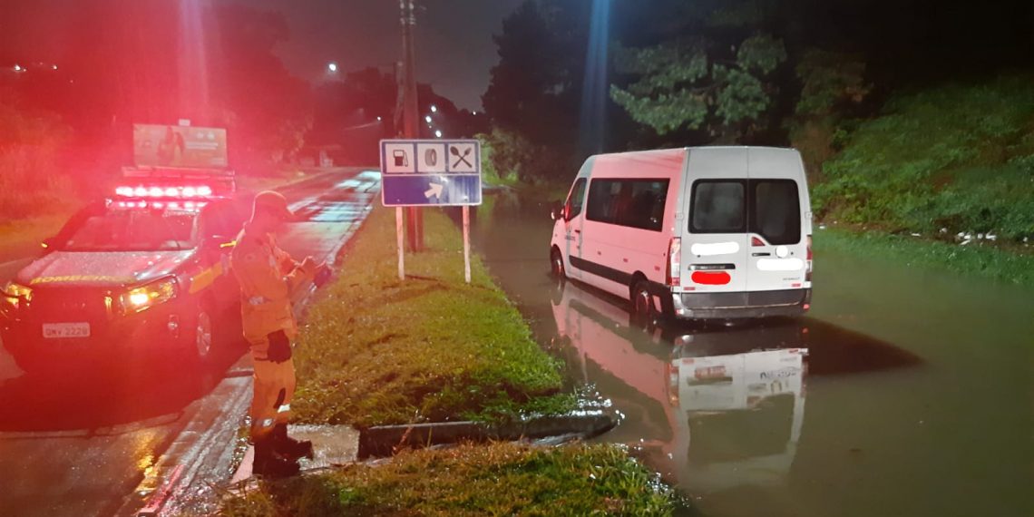 Van fica presa em avenida alagada em Poços de Caldas