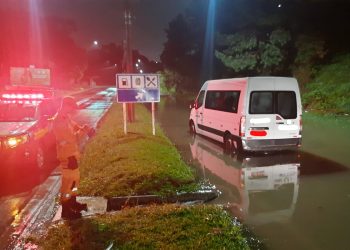 Van fica presa em avenida alagada em Poços de Caldas