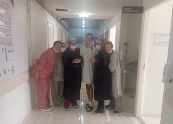 Vítima de ataque é fotografada com equipe no hospital: “um alívio, graças a Deus”, diz pai